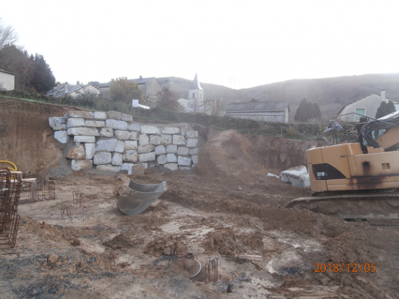 Enrochemant du talus qui se situera à l'arrière de l'école