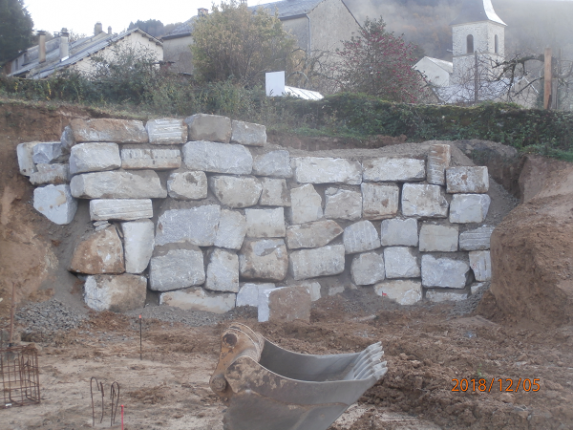 Enrochemant du talus qui se situera à l'arrière de l'école