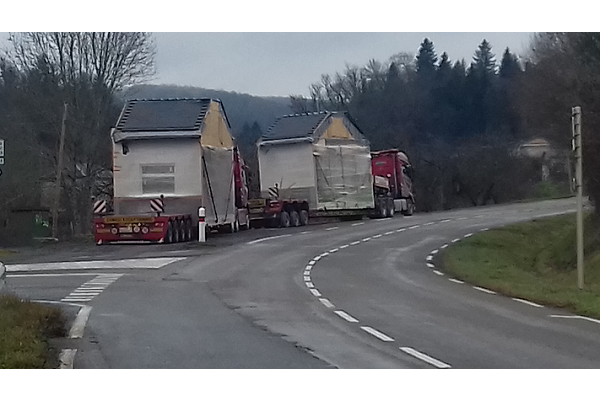 Modules en attente à l'entrée de Biot