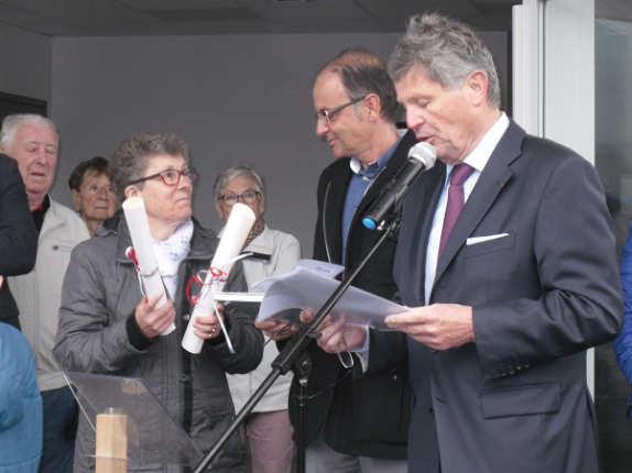 Remise de cadeau au directeur de l'école